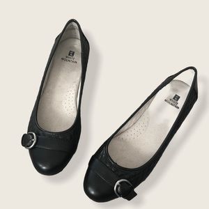 White Mountain buckle quilted flats size 9.5